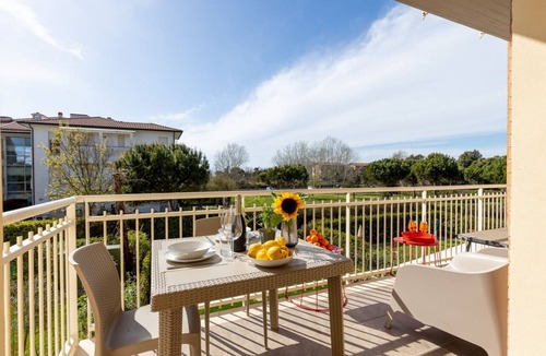 Calambrone Apartment | GuestHost - Elegant apartment of 70 sqm, for 4 people, located on the 1st floor with lift of a renovated building, equipped with shared swimming pool and private parking space.The property is located in Calambrone, just 400 mts from the sea. Near the acc