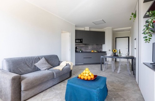 Calambrone Apartment | GuestHost - Elegant apartment of 70 sqm, for 4 people, located on the 1st floor with lift of a renovated building, equipped with shared swimming pool and private parking space.The property is located in Calambrone, just 400 mts from the sea. Near the acc