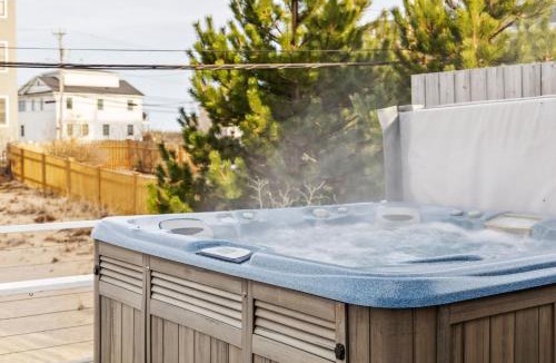 Newbury House | It's All Good Hot Tub Steps to Beach Yard