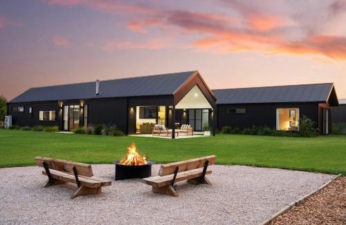 Bombira House | Jarli Barn - Refined Wine Country Retreat with Pool
