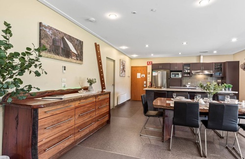 Lake Crackenback Ski Chalet | Kickenback Chalet - 2BR Chalet l Gym l Indoor Pool l Tennis Court l WiFi l Air-Con