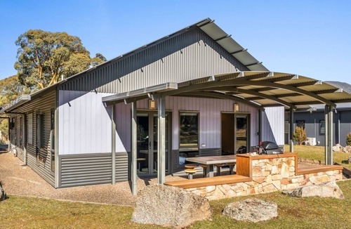 Lake Crackenback Ski Chalet | Kickenback Chalet - 2BR Chalet l Gym l Indoor Pool l Tennis Court l WiFi l Air-Con