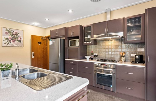 Crackenback Cabin | Kickenback Lodge - 3BR Lodge l Gym l Indoor Pool l Tennis l WiFi l Air-Con