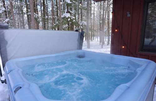 Canadian Lakes Cottage | Lake Access Cabin with HotTub, Firepit and Indoor Pool Access