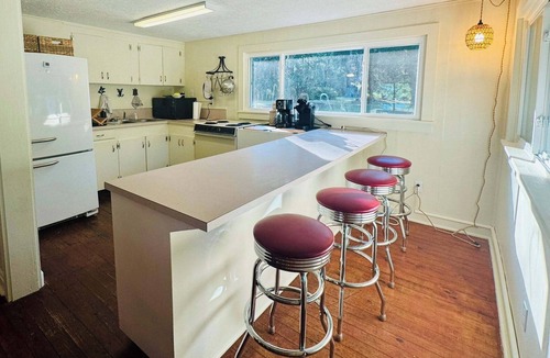 Quincy Cottage | Lake Talquin cozy 2-bedroom cottage w/peaceful lakeview. 35 minutes from FSU.