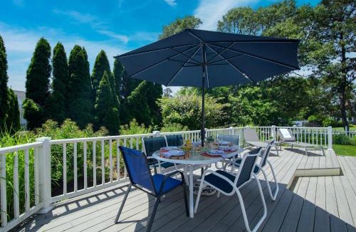 West Harwich House | Large Deck Fire Pit Dog Friendly Near Beach - Sleeps 10