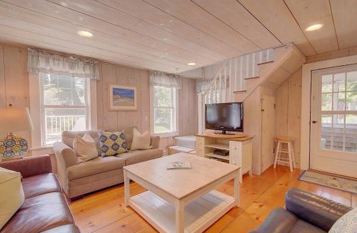 West Harwich House | Large Deck Fire Pit Dog Friendly Near Beach - Sleeps 10