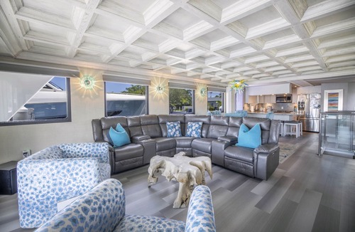South Pasadena Boat Rental | LAST MINUTE OPENINGS JULY 12 -22 KING BEDS,MASSAGES,CHEF,KAYAKS,SUP