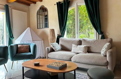 Commes House | Le So Art, grande maison 4 chambres, terrain de pétanque, grand jardin clos, flipper, babyfoot, jeux Arcade, ping pong,1 km mer, proche golf, Port en Bessin, Bayeux et plages du débarquement, adaptée enfants
