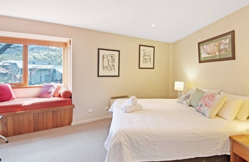 Lake Crackenback Cabin | Les Perrieres Lodge - Spacious 3BR Luxury l Gym l Indoor Pool l Tennis l WiFi l BBQ
