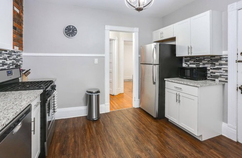 Buffalo Apartment | Lovely 2 Bdrm Apartment on Bidwell Pkwy off Elmwood - 2nd Floor