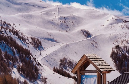 Les Orres Apartment | Lovely studio at the foot of the slopes with heated pool.