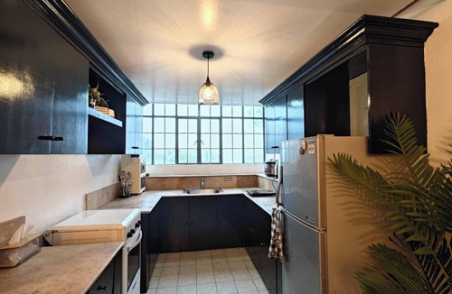 Baguio House | Luxhomme GuestHouse with Balcony