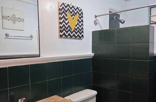 Baguio House | Luxhomme GuestHouse with Balcony