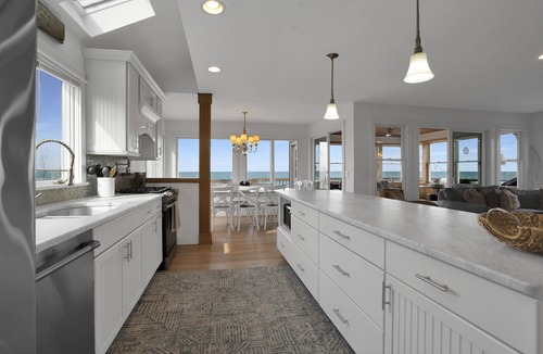 Wading River House | Luxurious Mermaid Inn Beach House: Hot Tub, Games