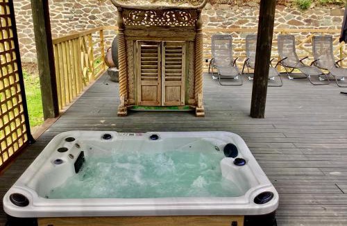 Carhaix-Plouguer Villa | MAISON Éclusière piscine jacuzzi fauteuil massant