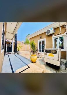 Brazzaville Villa | maison avec bar privé à kintélé