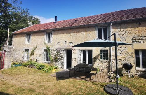 Commes House | Maison renovee en pierres séjour spacieux avec jardin et terrasse aménagée près Omaha beach & Bayeux à 5mn de la mer tous commerces