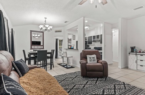 Crawfordville House | McMahon's Tail-Waggin' Retreat in the Heart of Crawfordville with AC, Fenced.