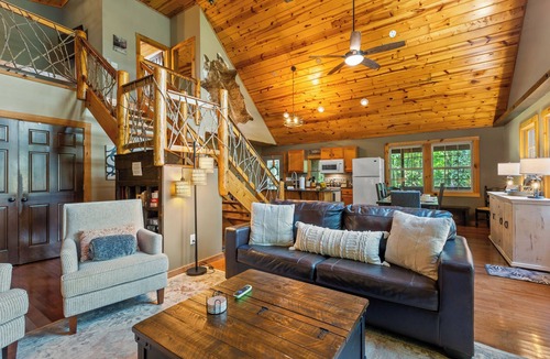 Slade Cabin | Minutes to Nada Tunnel + Natural Bridge SP/Views - Hot Tub - Firepit