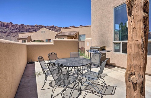 Moab South Valley Apartment | Moab Townhome w/Pool Access + Stunning Mtn Views!