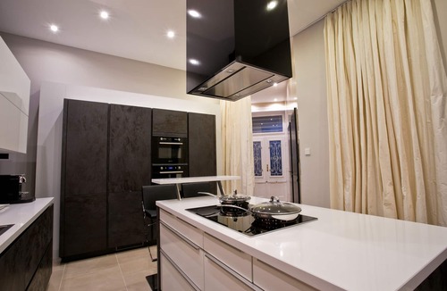 Belvaros - Lipotvaros Apartment | Modern apartment with a breathtaking view of the Danube and the mountains