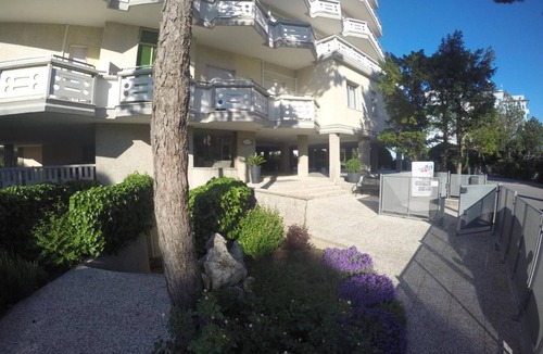Caorle Apartment | Modern flat with balcony in Caorle residence