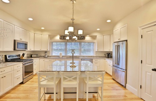 East Chop House | Modern, luxury 5-bed, 4.5-bath w/full basement! Now booking for 2026!