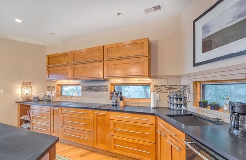 Pedlars Edge House | Modern Mountain Retreat: Hot Tub, Chef's Kitchen, Game Room & Ski Access