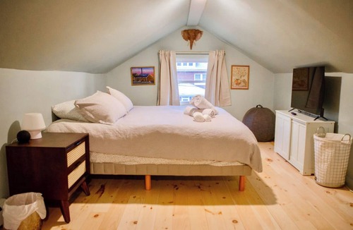 Saugerties House | New! Thoughtful and Cozy Craftsman Waiting for You! Walk to village center!