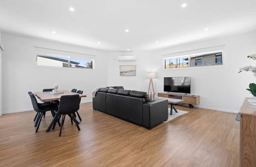Rokeby House | New Villa in the Vineyards-20 mins to CBD
