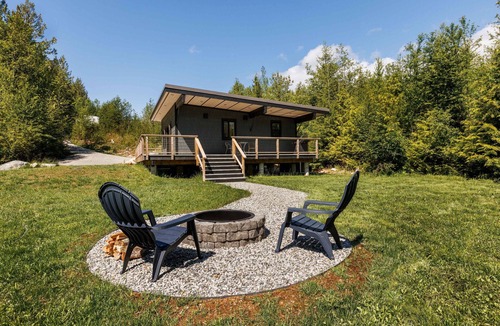 Gibsons Cabin | Newly built cabin on acreage, loaded with amenities, 5 mins drive to everything!