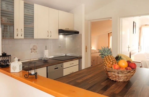 Crni Apartment | Nice apartment for 4 guests with WIFI, A/C, TV, balcony and pets allowed