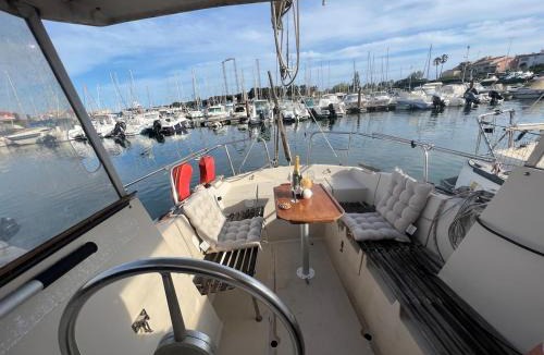 Cap d'Agde Boat Rental | Nuit insolite sur un bateau