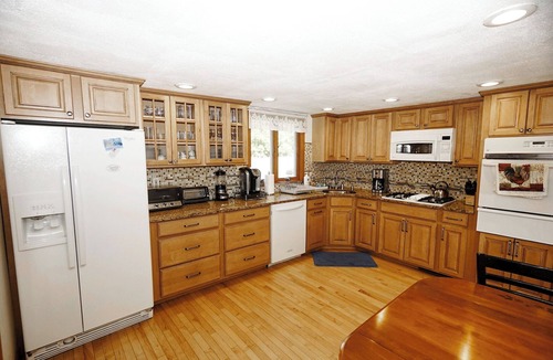 South Yarmouth House | Oceanfront Escape house on SeaView Beach, Dog-Friendly!