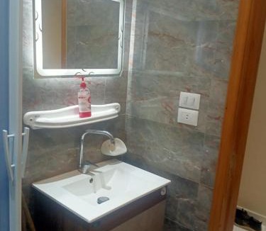 Al-Basatin Apartment | ONE KATaMEYA شقة لك بالكامل غرفة باثنان سرير وريسبشن و مطبخ مجهز و حمام تراس