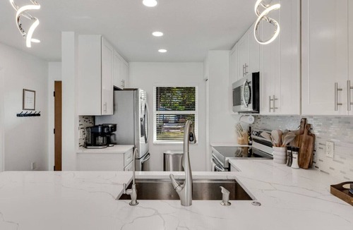 Alta Vista House | Palm Breeze Luxury * With E-Bikes & Heated Pool!*