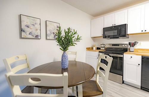 Tallahassee Condo | Pool/3min walk to FSU campus-sport stadiums/Gated/2 king beds/CollegeTown .6mile