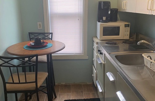 Pawtucket Apartment | Prime Cozy 1br/Bright, Private 2nd FL near Brawn, Providence+ quick to I-95 MAS