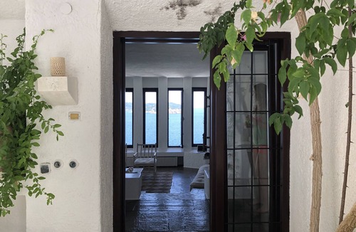 Kanapitsa Villa | Private Beautiful Family villa by a sandy beach