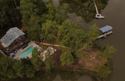 Ware House | Private Waterfront Retreat