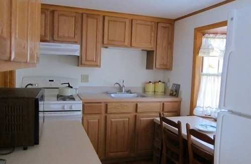 Wellfleet Cottage | Quaint 2BR Cottage in Wellfleet (1724)