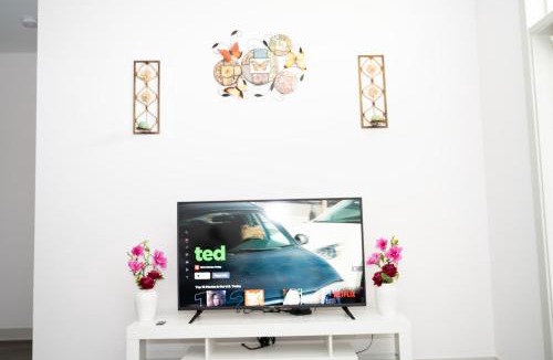 Whitestown Apartment | Regal Apt with King & Queen Bed for Long-Term Stay