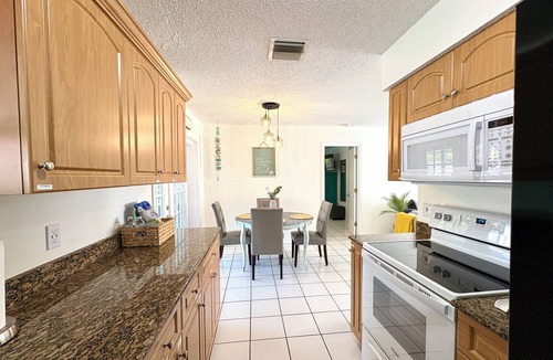 South Venice House | Relaxing Poolside- a Private Oasis -heated pool- 7min to beach-2 King beds