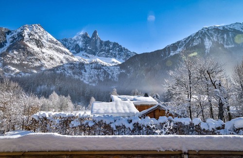 Les Praz-de-Chamonix Ski Chalet | Rustic Chalet with Hot Tub & Sauna