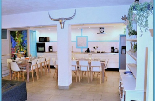 Six-Fours-les-Plages Villa | Seafront with direct beach access and private heated pool in a green setting