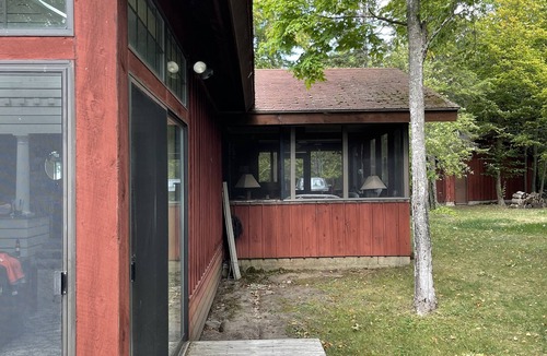 Beaver Island House | Shadwell, beautiful private setting on Font Lake