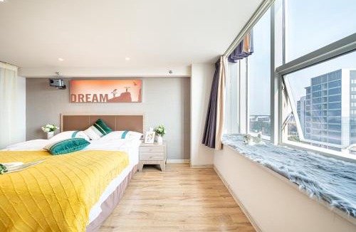 Minhang Apartment | Shanghai Hills & Freshly Home Loft Retreat with 17&2 Line Access near NECC