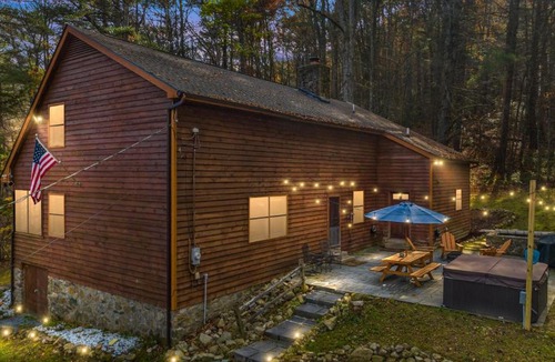 Luray House | Sleepy Hollow 5BR Cabin - National Park 7 Min, Hot Tub, Fire Pit, Sleeps 12