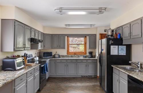 Luray House | Sleepy Hollow 5BR Cabin - National Park 7 Min, Hot Tub, Fire Pit, Sleeps 12
